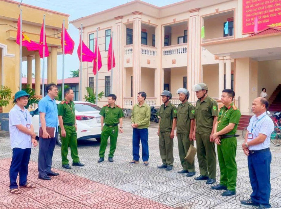 Công an xã Hồng Châu tổ chức đợt cao điểm giải tỏa vi phạm hành lang an toàn giao thông